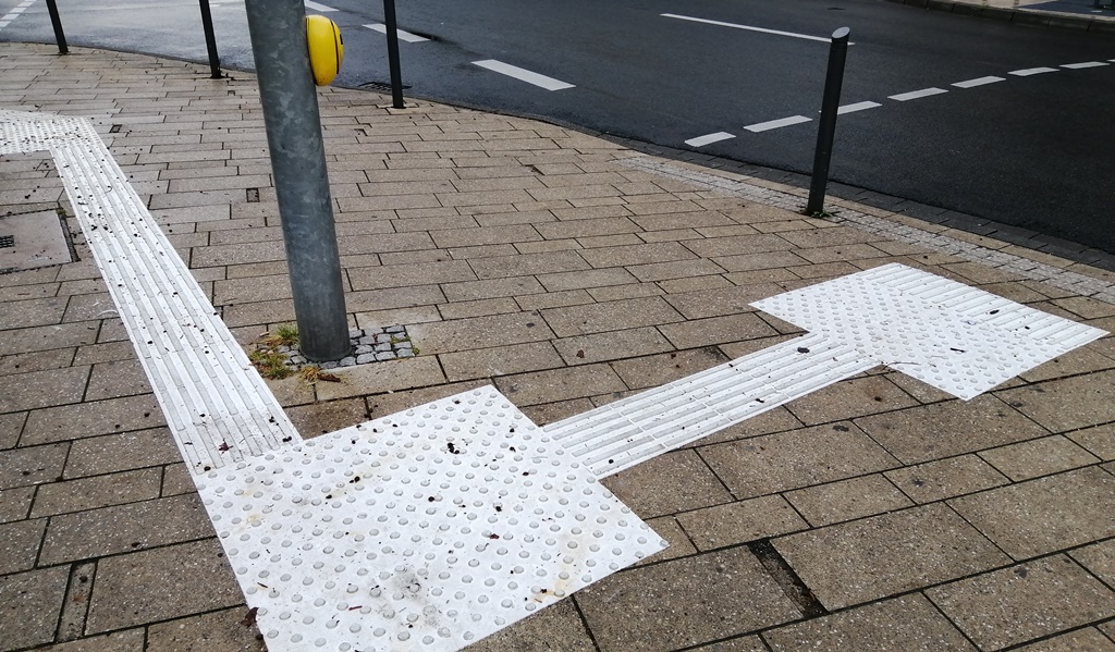 Nachträglich aufgeklebtes Blindenleitsystem in Stolberg